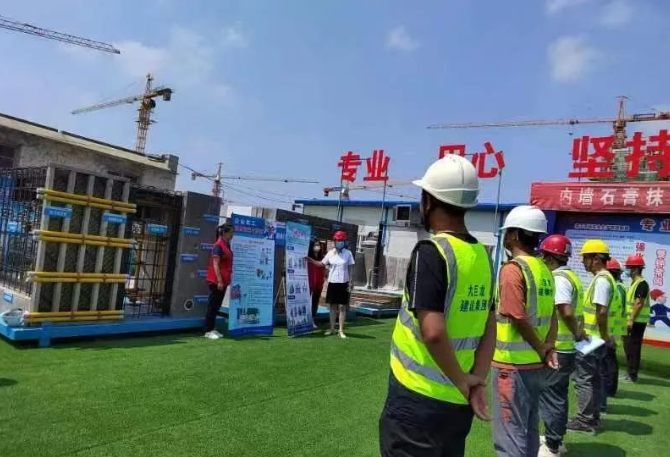 嘉祥县人社局开展“工伤保险”进企业、进夜市宣传活动