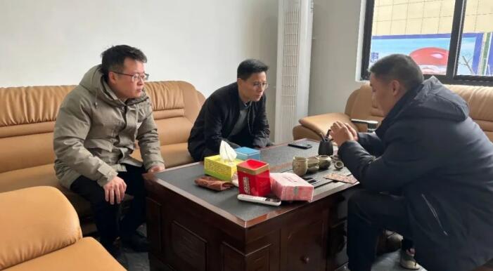 走访企业问需求。