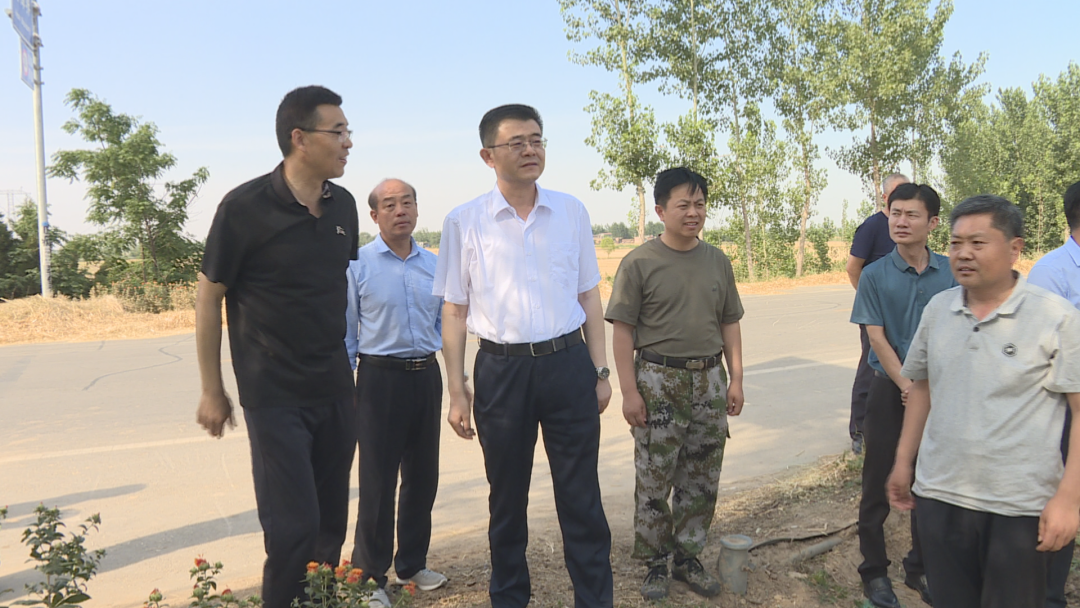 6月8日,县委副书记,县长朱瑞显带领县直部门有关负责同志现场查看河流